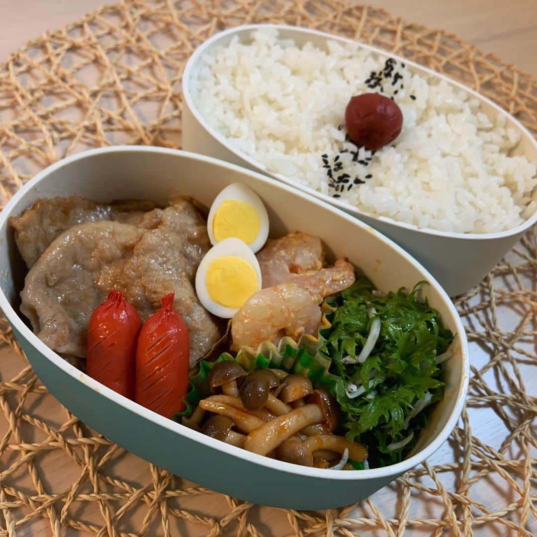 のインスタグラム：「#今日のお弁当  #豚ロースのお好み焼きソース焼き（バターと粉チーズも混ぜました） #海老マヨ#わさび菜としらすのサラダ#しめじのケチャップソテー#うずらの卵#赤ウインナー  #お弁当 #本田弁当 #旦那さん弁当 #神ちゃん弁当」