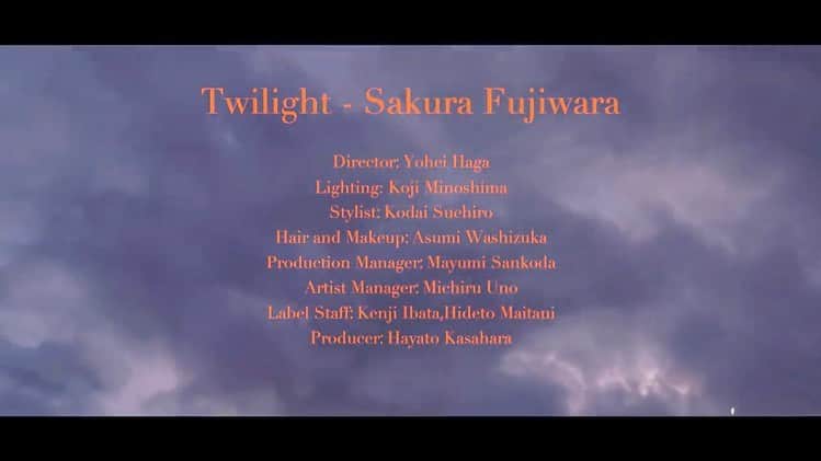 藤原さくらさんのインスタグラム写真 - (藤原さくらInstagram)「新曲「Twilight」 MVが公開になりました！ . 素敵な映像になったので ぜひぜひ見てくださいませ . そして各種サブスク、ダウンロードも開始されてます😚 聴きまくってね . Director: Yohei Haga Stylist: Kodai Suehiro Hair and Makeup: Asumi Washizuka」2月13日 10時59分 - mammothsakura