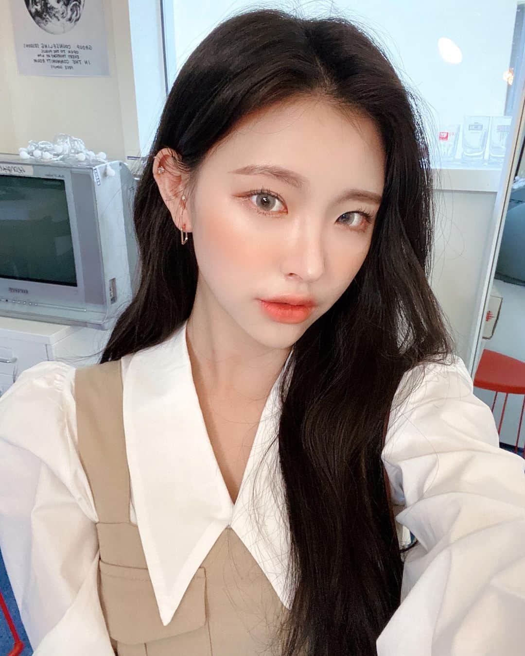 Chuuのインスタグラム：「New! 러블리한 코디에 유니크함2% 추가😎✨」