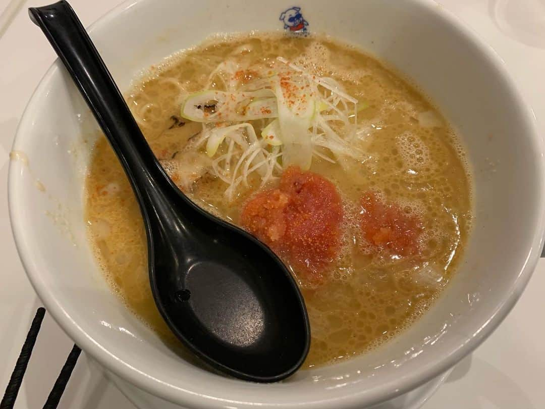 丸山桂里奈さんのインスタグラム写真 - (丸山桂里奈Instagram)「福岡で食べたラーメン🍜慌てて食べたから確か美味しかったという思いながらも、またゆっくり食べたいなと。 10分じゃなかなかラーメンと正面から向き合えずラーメンに申し訳ないなと🤯 ラーメン、またね。次会う日まで。  #福岡 #ラーメン滑走路 #みんなでラーメンうれしいな #うなり #美味しかった #スタッフさんにおススメされたお店 #私は明太子DX #男子たちは魚介とんこつ #正直明日バレンタインだ #わうー #渡す人いない #だれかもらってください #いい意味で #インスタバエ」2月13日 10時54分 - karinamaruyama