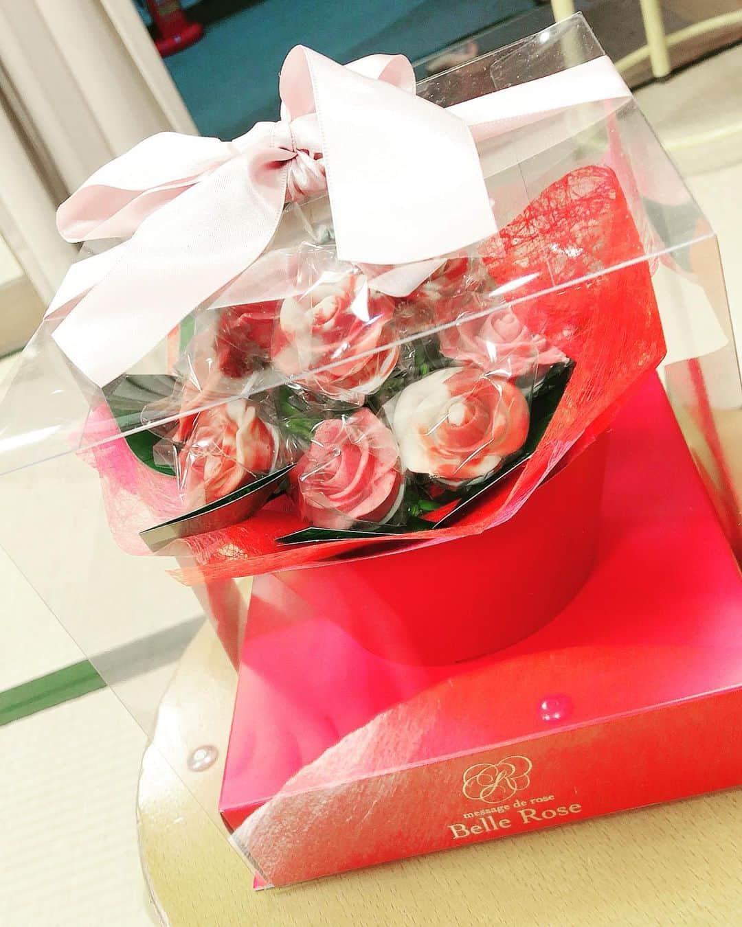 市川 翔乃亮のインスタグラム：「本日は休演日です🌹 リフレッシュして、明日からも頑張ってまいります  お客様から可愛い薔薇チョコのブーケを頂きました🌹🌹 歓喜です！！ありがとうございます😊  #博多座 #新版オグリ　 #オグリ」