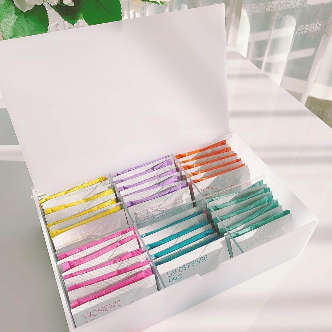 のインスタグラム：「私も愛飲中のシンプリス　@simplisse_official のサプリメントが、コンパクトでキレイに収納出来る専用BOXに入って限定発売✨ . アソートBOXのフタを開けると、 まるでスイーツかジュエリーのような心躍る可愛さ💕 . 女性特有の悩みに働きかけるサプリや、 ダイエットをサポートするサプリ、 飲む日焼け止めサプリ… などなど、絶対自分にピッタリなサプリが見つかるはず✨ . バレンタインデーの2月14日(金)数量限定発売です💗 . . #和泉佳子　#シンプリス　#simplisse #サプリメント　#サプリ　#限定発売 @simplisse_official」