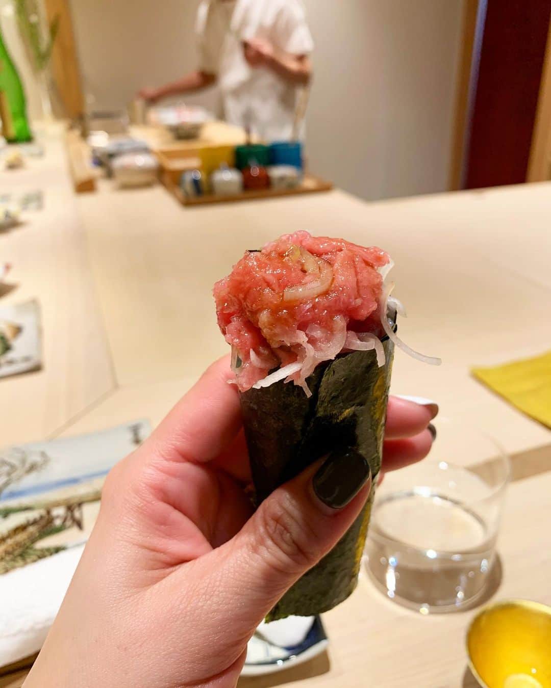 藤田志穂さんのインスタグラム写真 - (藤田志穂Instagram)「美味しく楽しかった日🍣 ・ どんどん出てくるお寿司屋さんなんて、最後に行ったのを思い出せない位に久しぶり😭🙏✨ ・ どのお寿司もシャリ少なめなので、どんどん食べれてしまう🤤 ・ ごちそうさまでした😋 ・ 今週から 旦那さんの出張祭りが始まるので、これでワンオペ月間乗り切る😤💪 ・ そして みんな経営者だったり、バリバリ働きマンな集まりだったので、仕事の話ばかり😂 ・ しかも 内容は、苦労話や失敗談だったり落ち込んだ時の話ばっかり🤣 ・ とは言っても 全然暗い感じではなく（笑） ・ むしろ笑って話せるのは、みんな色んな事を乗り越えてきているからなんだろうなぁ〜と思った日。 ・ その時は、誰にも話したく無いくらいの出来事を、笑って話せるようになった時、その出来事は失敗じゃなくて経験に変わる瞬間だ。 ・ #鮨よし田  #sushi  #女子会 #約1名 #スピリチュアルBBA #のどぐろ好き #って女子はモテないらしい #白トリュフ #の旬な時期を知ってる女子も😂 #仕事女子 #ワーママ #男の子ママ #2歳 #ちなみに #友達と会う度に #息子の癖の強い電車の見方について #突っ込まれる🤣」2月13日 11時25分 - shiho_fujita44
