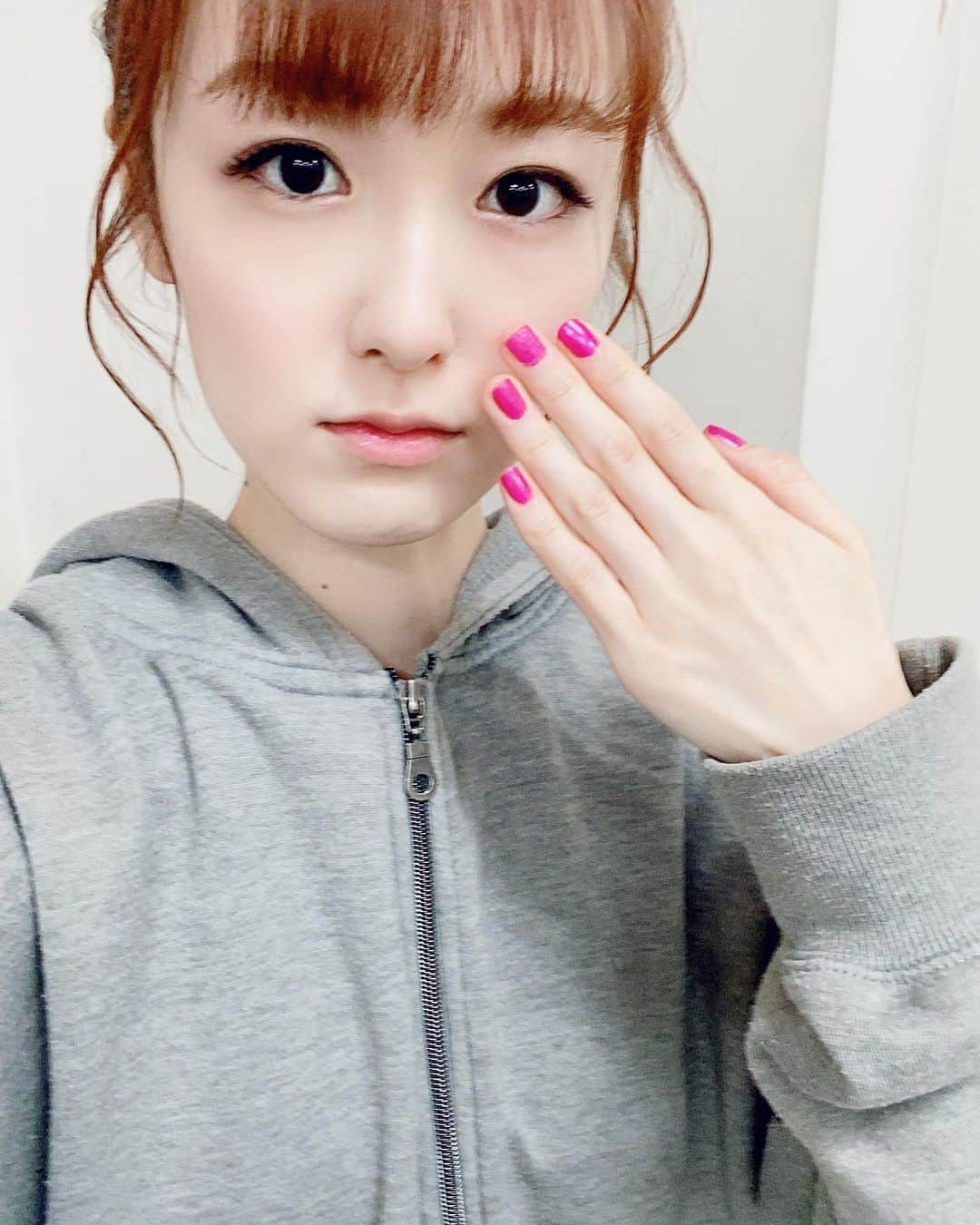 大後寿々花さんのインスタグラム写真 - (大後寿々花Instagram)「アケミちゃんのネイルはピンクです💅💓 今は赤が好きだけど学生の時は持ち物全部ピンクづくしだったなぁ〜。 ちなみにヘアカラーもピンク系にしました！ #ハムラアキラ #ちなみにちなみに #つけまつげもつけてるんだな #メイクさん素晴らしや👏 #makeup #💅」2月13日 11時24分 - suzuka_ohgo