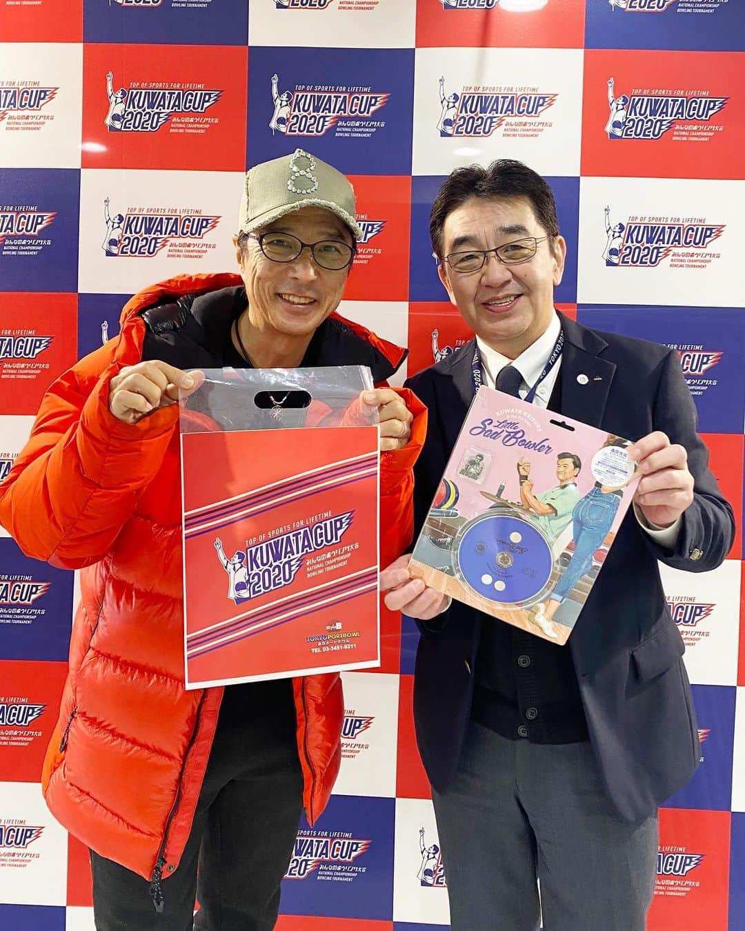 黒田アーサーのインスタグラム：「東京ポートボウル副社長の東海林さんと珍しい2ショット😊桑田さんのニューシングル桑田佳祐 &The Pin Boys「悲しきプロボウラー」＜完全生産限定盤（ボウリング場限定パッケージ）＞ NZS-810 / ￥1,500＋税 #東京ポートボウル 限定特典は！ 「@KUWATA_CUP 2020」ロゴ入り東京ポートボウルオリジナルＣＤバックを購入しました❣️ #東京ポートボウル  #東海林副社長  #アンバサダー #黒田アーサー #桑田カップ2020」
