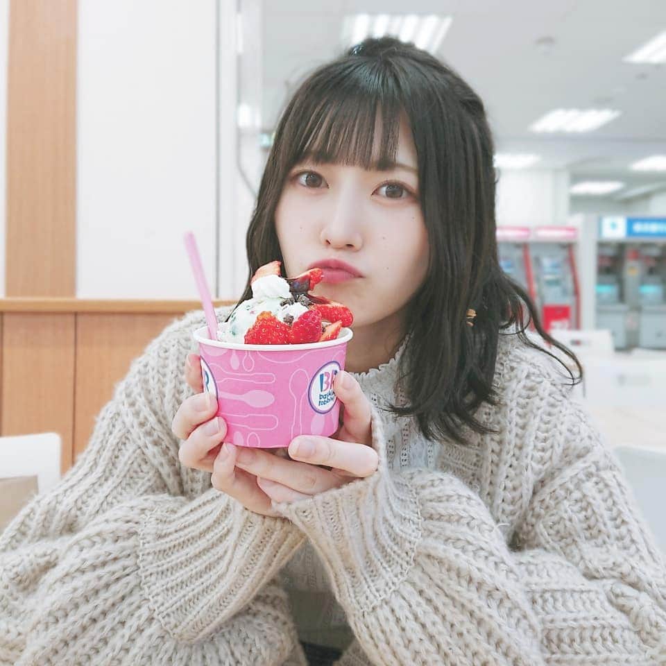 空野青空のインスタグラム：「. はろろろろろんっ🌸🌸 . 先日、大佐(マネージャー)がサーティワンをご馳走してくれたの〜(＾ω＾)♡♡ やったやったーー！！！！！！ﾟ ｡:.ﾟヽ(*´∀`)ﾉﾟ.:｡ ﾟ㊗️🎉 . イチゴのメニューがうまうまだったので、ぜひにっ！みんなも課金してみて〜！オススメはお持ち帰りからの〜コタツでもぐもぐコースだよん😚😚😚 . . . #サーティーワンアイスクリーム #サーティワン #31 #31アイスクリーム #アイス #萌え袖 #ニットカーディガン #あおべべ #GRL #グレイル #ミディアムヘア #ミディアムボブ #ミディアムヘアアレンジ #ゆるふわパーマ #ゆるふわアレンジ #黒髪アレンジ #裸眼 #aonyan #aoneko #あおにゃん #空野青空 #幸薄顔ちゃん #初号機ボディ #いちごの季節 #いちごフェア」