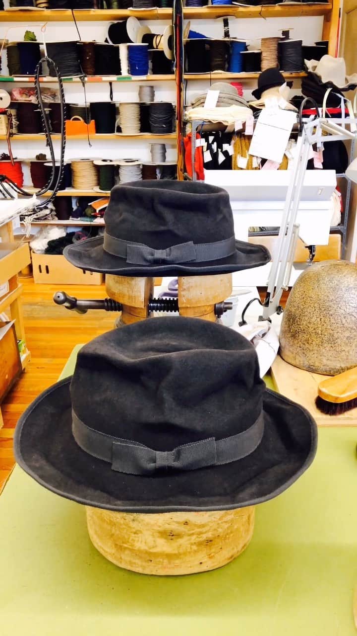 のインスタグラム：「Beginning with a felt cone the #mühlbauer scrunch #hat is #handmade in our #manufactory in #Vienna . With more than 100 years of experience in #hatmaking we produce #finest #hats and #headwear following the #tradition and  #craftsmanship . The Mühlbauer #design UDO H was the first #hatdesign that was scrunched and destroyed as a last step. This ads not only a special #look to the #menstyle but show how durable the hat is.  Read more here:  https://www.muehlbauer.at/en/about-muehlbauer」