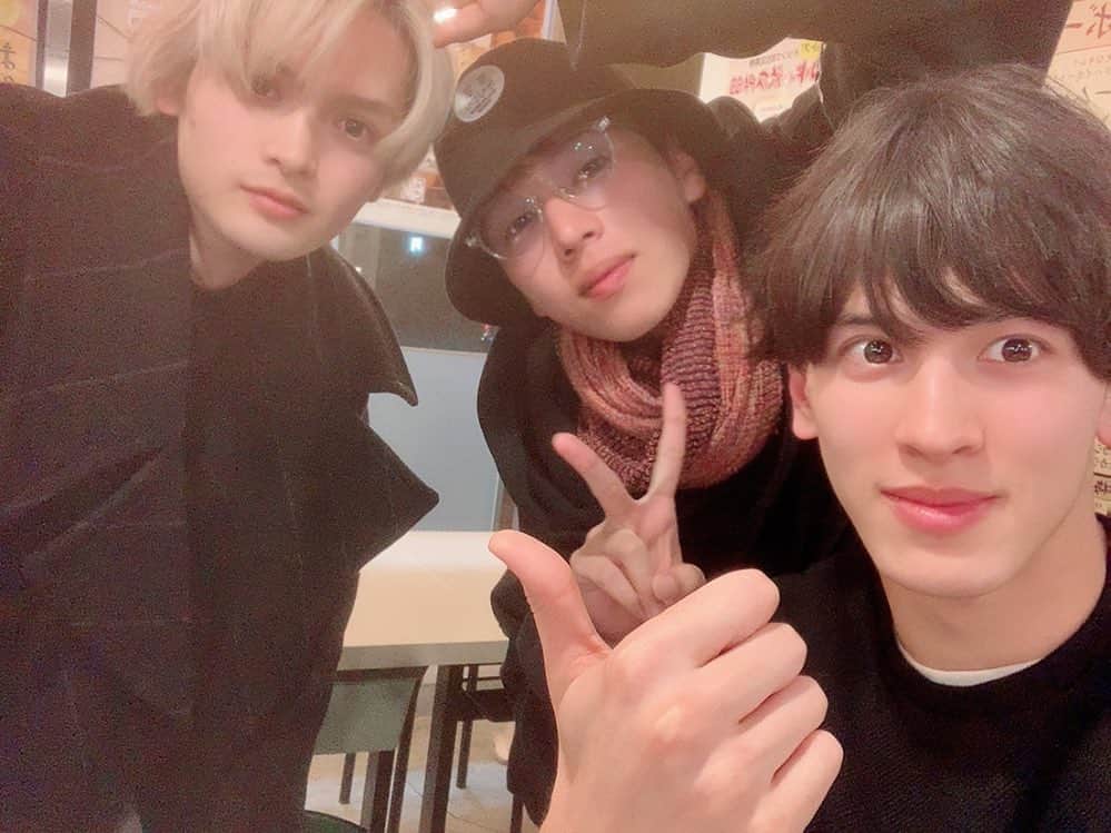 才川コージのインスタグラム：「EVENプチ同窓会。  ばんどぅーが背伸びてた！ ごろうは肩トレがんばってた笑  思い出話しと近況報告で盛り上がった^ ^ また集まろうぜ😁👍 #才川コージ #栗原吾郎 #坂東龍汰」