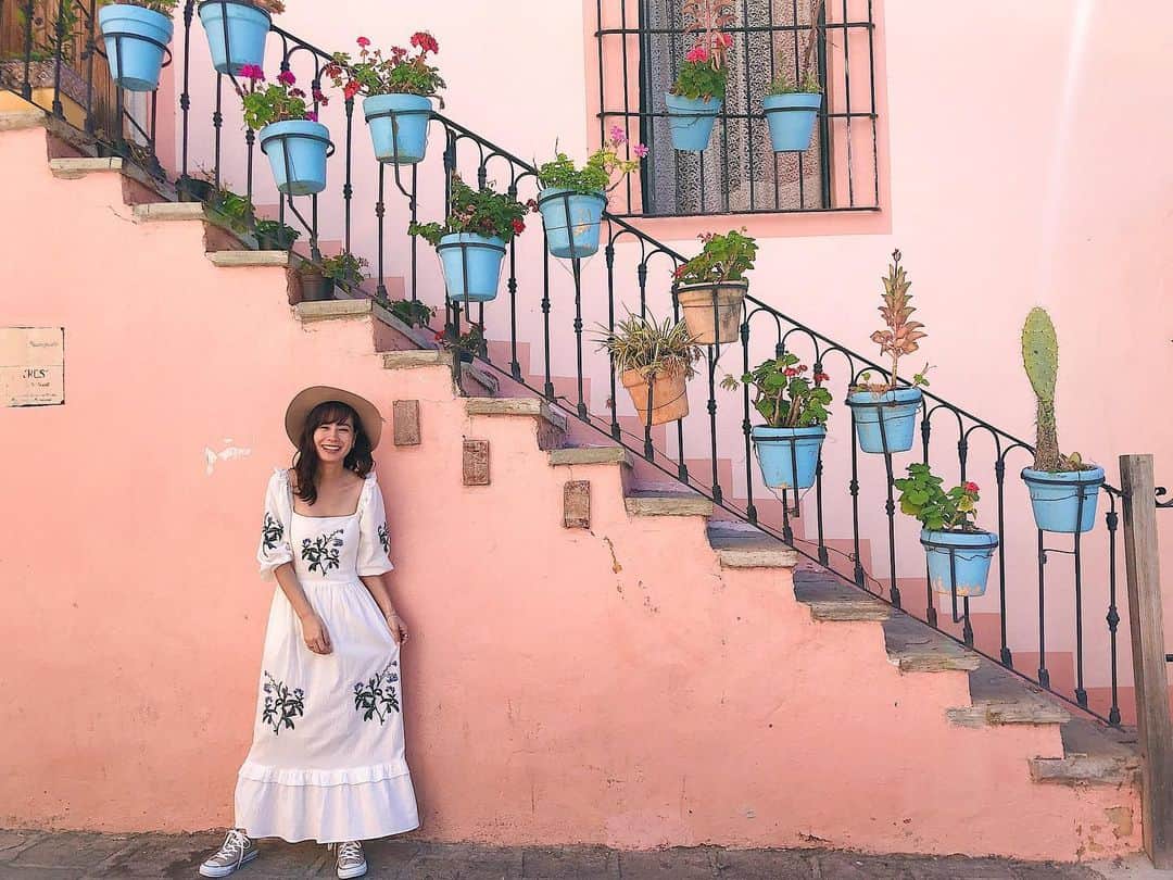 伊藤沙織のインスタグラム：「グアナファトは、カラフルで心ときめく可愛さがぎゅっと詰まった街🌹💠🌵💖歩いているだけで楽しい🌼 . #guanajuato」
