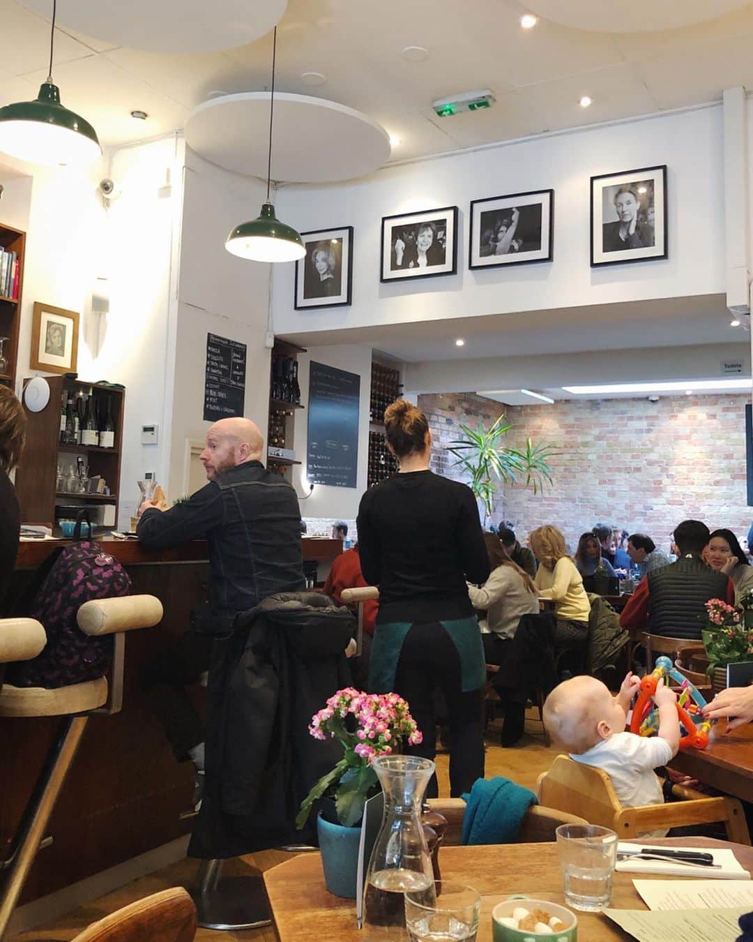 小山田早織さんのインスタグラム写真 - (小山田早織Instagram)「ランチは地元の人達で賑わう﻿ GreenBerryにて🍳🥯☕️💭﻿ ﻿ Finchley Roadから少し坂を登ったあたりの﻿ 商店街には、おしゃれカフェや掘り出し物がある﻿古着屋さんが数件ありました✨﻿ ﻿ ベビのおもちゃと、インテリア雑貨をGET🚌🥀 #London #greenberry#cafe#lunch」2月13日 17時12分 - saorioyamada