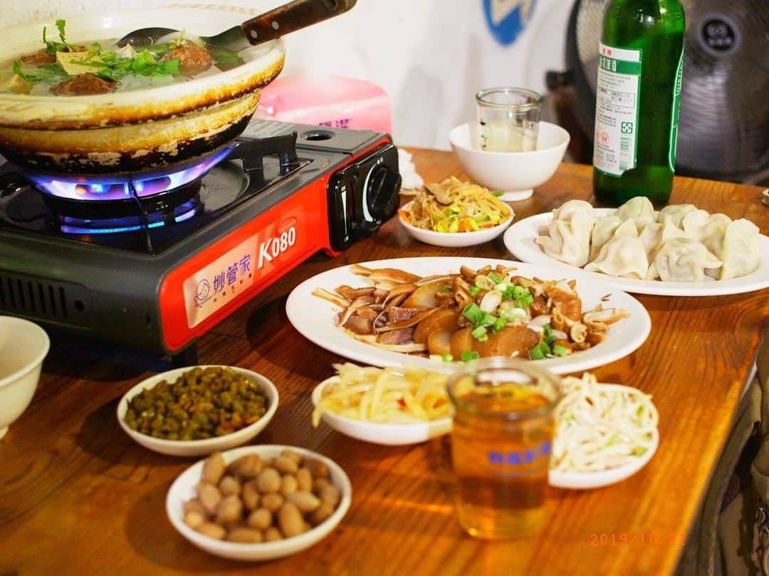 AirAsia (公式) のインスタグラム：「✈︎﻿ ﻿ 【連載！台湾のプロ（タイペイシャオツー‎ @taipei_shaotsu さん）がガチで惚れた台北グルメ！】 村子口さんは眷村家庭料理のお店。﻿ 数年前にお友達に初めて連れて来て貰ってから何度か訪れている、とても居心地のよいお店です。﻿ ﻿ 麺類も豊富ですが、10月の台北は暑さも和らぎ、夜は涼しいので、ソフトボールくらい大きな獅子頭（肉団子）が入った砂鍋を食べました。﻿ スープも獅子頭も本当に美味しい😊﻿ 棚に並ぶ小菜も滷味もビールが進む！﻿ ﻿ みんなでわいわい楽しい夕べを過ごすのにピッタリですね😊﻿ 大変賑わうので早めの入店がお勧めですよ！﻿ ﻿ #台湾毎週行きたい #台湾大好き #台湾 #台湾食い倒れの旅 #エアアジア #airasiajapan #エアアジアジャパン ﻿ ﻿ ［Now Everyone Can Fly］﻿ エアアジアで台北へ！中部国際空港と関西国際空港から毎日運航しています！ ﻿ ﻿ ▼ご予約はこちらから▼﻿ https://air.asia/GMjs9」