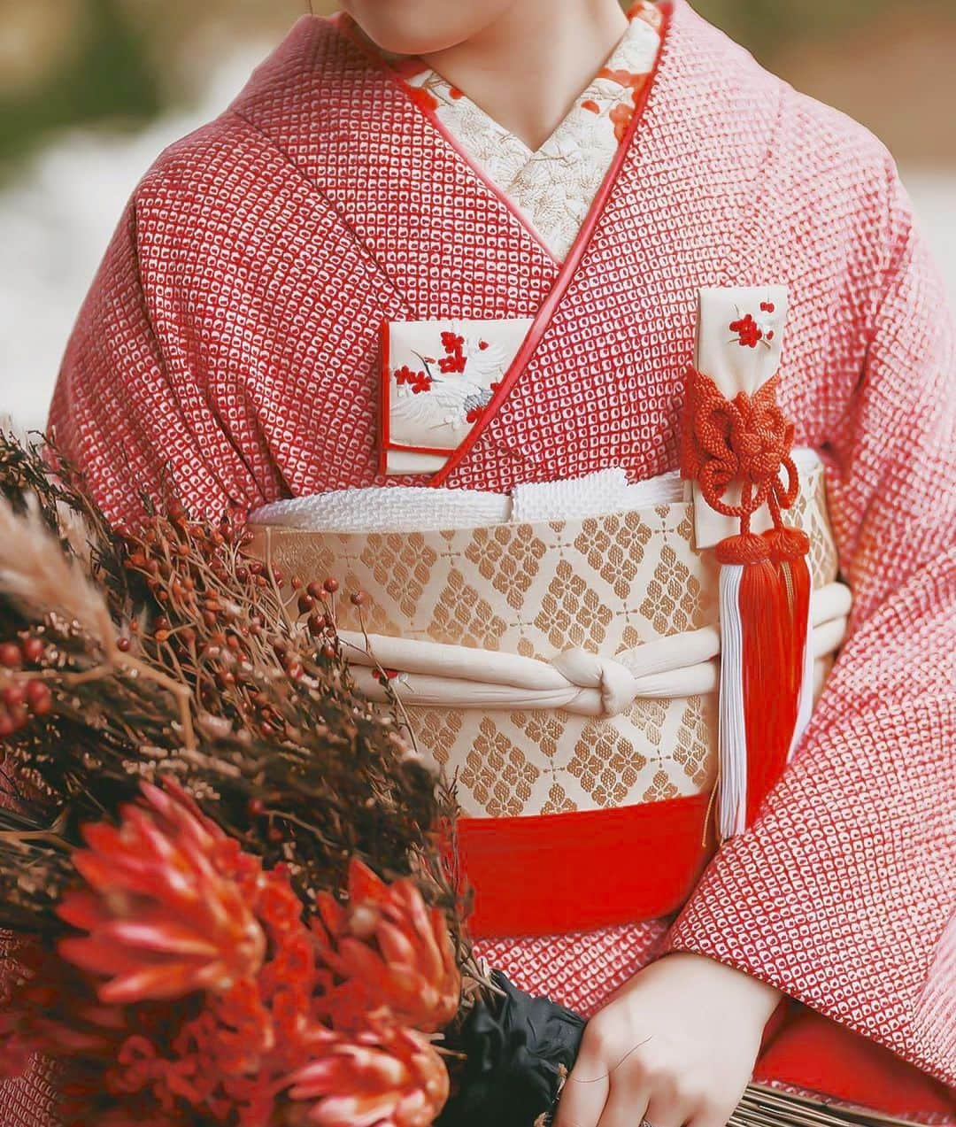 ♡プラコレWedding·⋆*さんのインスタグラム写真 - (♡プラコレWedding·⋆*Instagram)「@placolewedding【#Dressy花嫁 】【#プラコレ】をつけて投稿&フォローしてね♩ . 注目の Dressy記事をPick UP ♥ >>>swipeしてね* . 今大注目のお洒落色打掛。 それぞれ描いてある模様やお花が違うので、 あなたらしさを表現するのにぴったり◎ . 卒花さんがインスタグラムでシェアした お洒落な和装コーディネートを たくさん紹介していきます👘♩ ブーケやヘッドパーツの組み合わせも 楽しんでみてはいかが？♩ . -: :-: :-: :-: :-: :-: :-: :-: :-: . こちらのお写真は 1~2枚目> @sposablanca さん 3枚目> @portedebeaute31さん 4枚目> @191214_wd さん の色打掛です✬* 可愛いお写真をありがとうございます♡ -: :-: :-: :-: :-: :-: :-: :-: :-: . 記事もcheckしてね* >>http://bit.ly/2LY8Ixy Editor:Dressy花嫁 . 『#Dressy花嫁』『#プラコレ』の ハッシュタグをつけて写真をUPしてね✦ 花嫁アプリ『Dressy by プラコレ』の 記事に掲載＆リグラムされるかも♩ . -: :-: :-: :-: :-: :-: :-: :-: :-: . 花嫁アプリでは、 プロのアドバイザーに結婚式の相談を何度でも♡ ウェディングドレスの記事や、 自分のウェディングレポを残せちゃう♡” . ＞＞＞TOPのURLからcheck ⋈ @placolewedding ＞＞＞結婚のご相談は プラコレウェディングアドバイザーへ♡ @wedding_adviser ＞＞＞ウェディングレポを残したいなら、 farny by プラコレをcheck ✎ @farny_wedding ＞＞＞ウェディングアイテム＆DIYは farnyアイテムをcheck ❁ @farny_wd.item >>>沖縄フォトウェディングの予約は ainowa(あいのわ)をcheck✈ @ainowa_okinawa >>>素敵なドレスに出会いたい花嫁さま♡ @dressyonline_をcheck . みなさまからのいいねや保存 コメントをお待ちしています♥ 「このウェディングドレス可愛い！」 「ヘアスタイルも気になる！！」 「今の花嫁さんの流行りは！？」etc. . ┈┈┈┈┈┈┈┈┈┈┈┈┈┈┈┈┈┈┈ #プレ花嫁 #卒花 #花嫁 #卒花嫁 #結婚 #結婚式 #結婚準備 #花嫁準備 #撮影指示書 #weddingtbt #weddingdress #運命の一着 #花嫁コーディネート #試着レポ #farnyレポ #前撮り#後撮り #色打掛 #和装  #和婚花嫁 #和婚 #スポサブランカ #SPOSABLANCA #和装試着 #和装 #和装前撮り #和装結婚式 #花嫁ヘアメイク」2月13日 11時56分 - placole_dressy