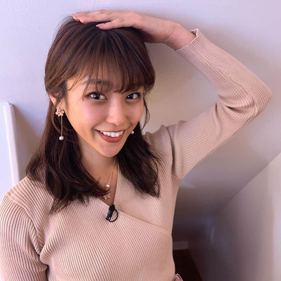 のインスタグラム：「🍓﻿ 階段の下からこんにちは！﻿ 身長を計られてる気分です🤭🌸﻿ #164.9せんちなう#笑﻿ ﻿ しかし、ここを飛び出してロケへ☁️☀️﻿ お天気良くてうれしい〜❣️❣️﻿ #ぽかぽか陽気﻿ ﻿ アクセサリーがかわいくて﻿、今日は女の子です🥰🌹﻿ #follifollie﻿ 👗#poolstudioalivier」