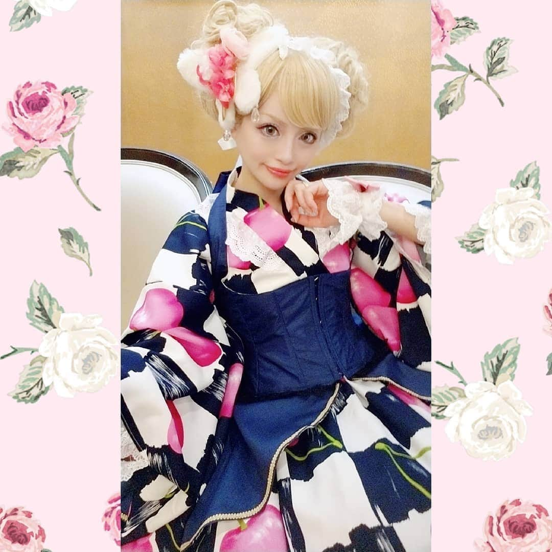 白咲姫香さんのインスタグラム写真 - (白咲姫香Instagram)「YouTube更新しました♡ 下にリンクしてあるので良かったら見て下さい♡♡♡ チャンネル登録もよろしくお願い致します♡  続きのお写真です♡ロリータのイベント、ブリデコ新年会2020で私がモデルをさせて頂いたブランドさんはこちら♡『Creme Brulee』さん♡チャイナ×ロリータの華ロリータというジャンルで台湾のブランドさんの♡みなさんも是非チェックして見て下さい♡自分では絶対に着る機会のない系統のロリータだったのでとても新鮮でした♡デザイナーさんのりささんも優しかった♡ありがとうございました♡髪型はチャイナという事で2つのお団子ちゃんになりました♡  YouTubeはこちら↓↓↓ チャンネル名【Princess days】  URL【　https://www.youtube.com/channel/UCuFuDtmK82iOu7fypdRqrDw　】  下手っぴなYouTubeですが、是非チャンネル登録よろしくお願い致します♡ . . ♡♡♡♡♡♡2月スケジュール♡♡♡♡♡♡♡♡♡♡【オープンイベント】 2月2日ブリデコ新年会(ロリータモデル出演) ♡♡♡♡♡♡♡♡♡♡♡♡♡♡ .【歌芸夢者】 2月7日(金)17日(月)21日(金)※女だらけイベント♡♡♡♡♡♡ ♡♡♡♡♡♡【 CROKET MIMICTOKYO】2月14日(金)♡♡♡♡♡ ♡♡♡♡♡♡♡ . ..#お姫様#princess#白咲姫香 #Lolitastyle #kawaiifashion #タレント #make #ブリデコ新年会 #makeup #人形 #ロリータファッション #ディアマンテ #モデル #プリンセス #Triplefortune  #小悪魔ageha #dinner #華ロリ #sweetlolita #ロリータモデル #Lolita#ファッションショー  #ロリータ #Lolitafashion #お姫様 #Barbie #kawaiifashion #ディズニープリンセス #ロリィタ #ブリデコ」2月13日 12時03分 - himeka_shirosaki