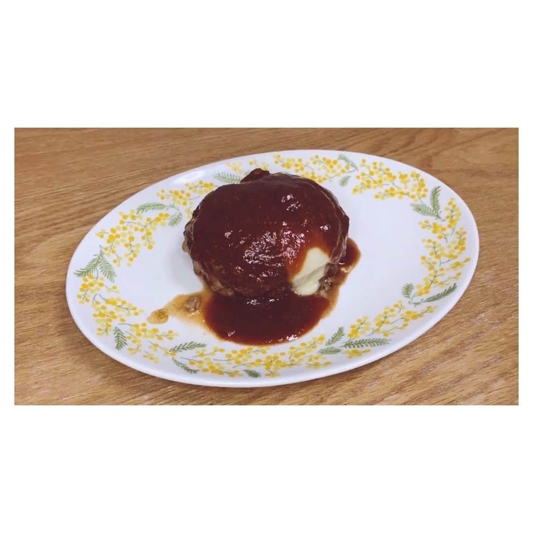 一木千洋のインスタグラム：「ハンバーグにチーズをイン！！ 焼いたらチーズがはみ出てちゃった。 でもまあおいしかったからよい😊✨ ひき肉をたくさん捏ねたらおいしくなった気がします。また作ってみよー！  #おうちごはん #おうちごはん部 #ハンバーグ #チーズインハンバーグ #声優料理部 #いっきごはん」