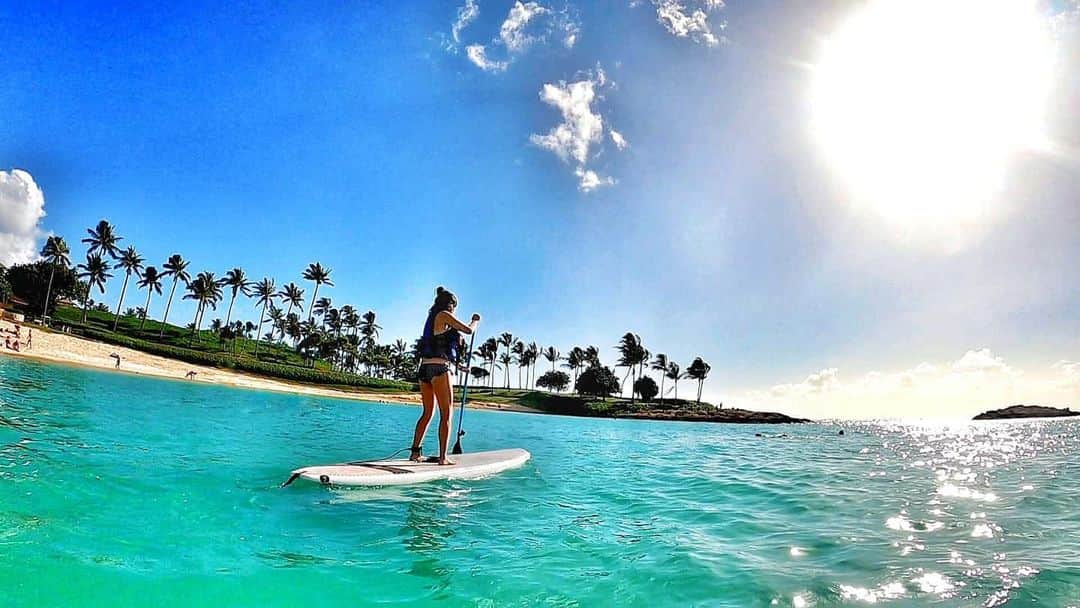 のインスタグラム：「SUP発祥の地、ハワイでSUPやる夢が叶いました🌊♥﻿ ﻿ 前回ハワイ行ったときは、まだ日本でSUPは流行っていませんでした。﻿ ﻿ 見かけた時、﻿ プカプカ浮いてるだけじゃん。﻿ つまらなそー﻿ ﻿ と思い、やりませんでした。﻿ その数年後まさか逗子でハマるとは！﻿ ﻿ やっとけば良かったなー！﻿ の心残りが晴れました！（笑）﻿ ﻿ ﻿ これからも色々な所でやるんだー☺﻿ ﻿  @yuko_s_worldyoga ちゃん、動画ありがとー！﻿ ﻿ ﻿ #アウラニディズニー#sponsored ﻿﻿ #コオリナ#アロハストリート﻿﻿ #ハワイ#AulaniResort#Aulani﻿﻿ #hawai#リゾート#リゾートホテル#海好きな人と繋がりたい#トラレコwifi ﻿﻿﻿﻿﻿﻿﻿ #旅したくなるフォト #travelstagram  #lynn_trip #旅 #travelme #travel #trip #traveler #トラベラー ﻿﻿ #旅好きな人と繋がりたい﻿﻿ #travelholics#旅スタグラム#海外旅行﻿﻿ #goprojp#GoProのある生活﻿」