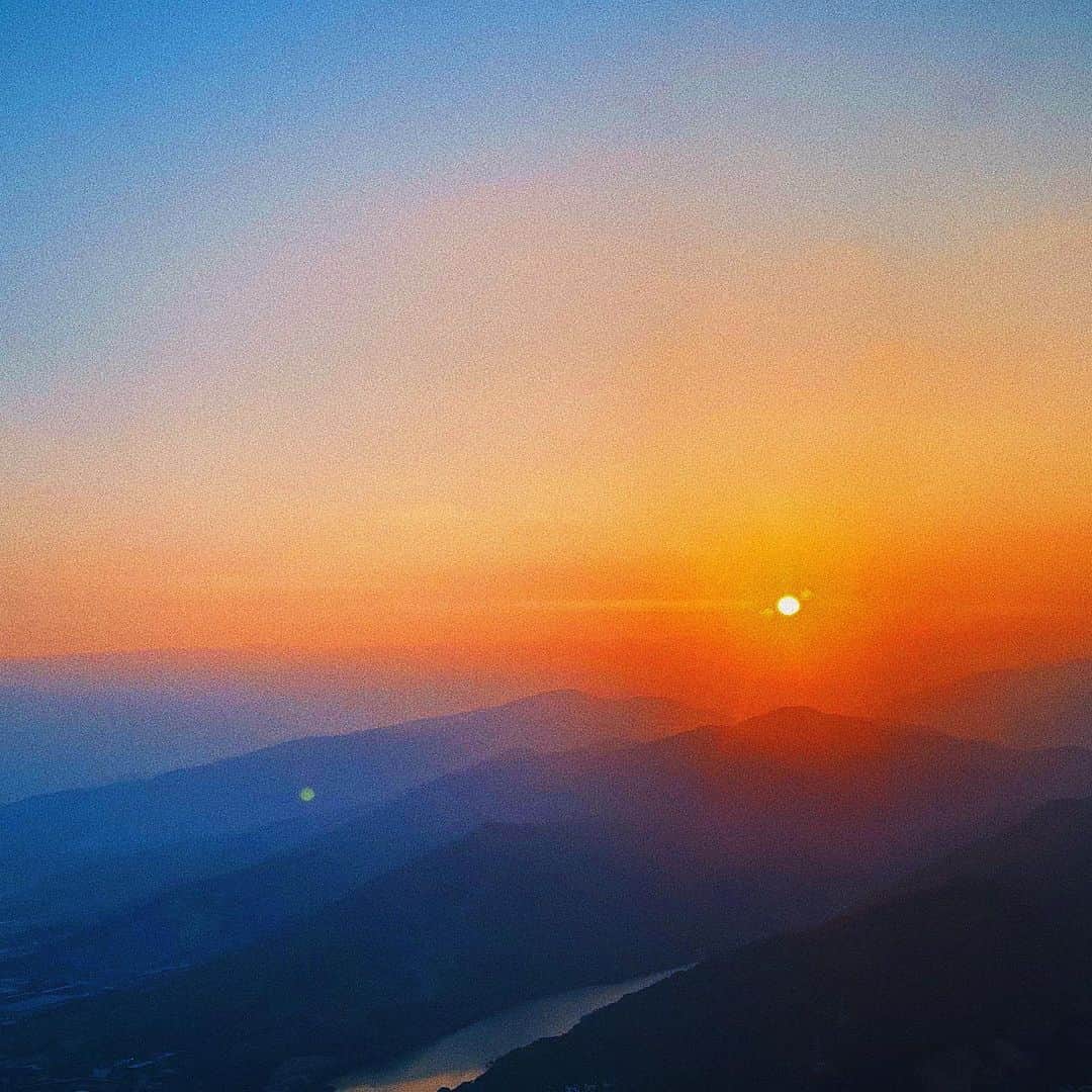 リウ・ウェンのインスタグラム：「我们相助，雨会停，天会晴！❤️ Let us all work together and keep helping one another. The rain will cease, the sun will rise again!」