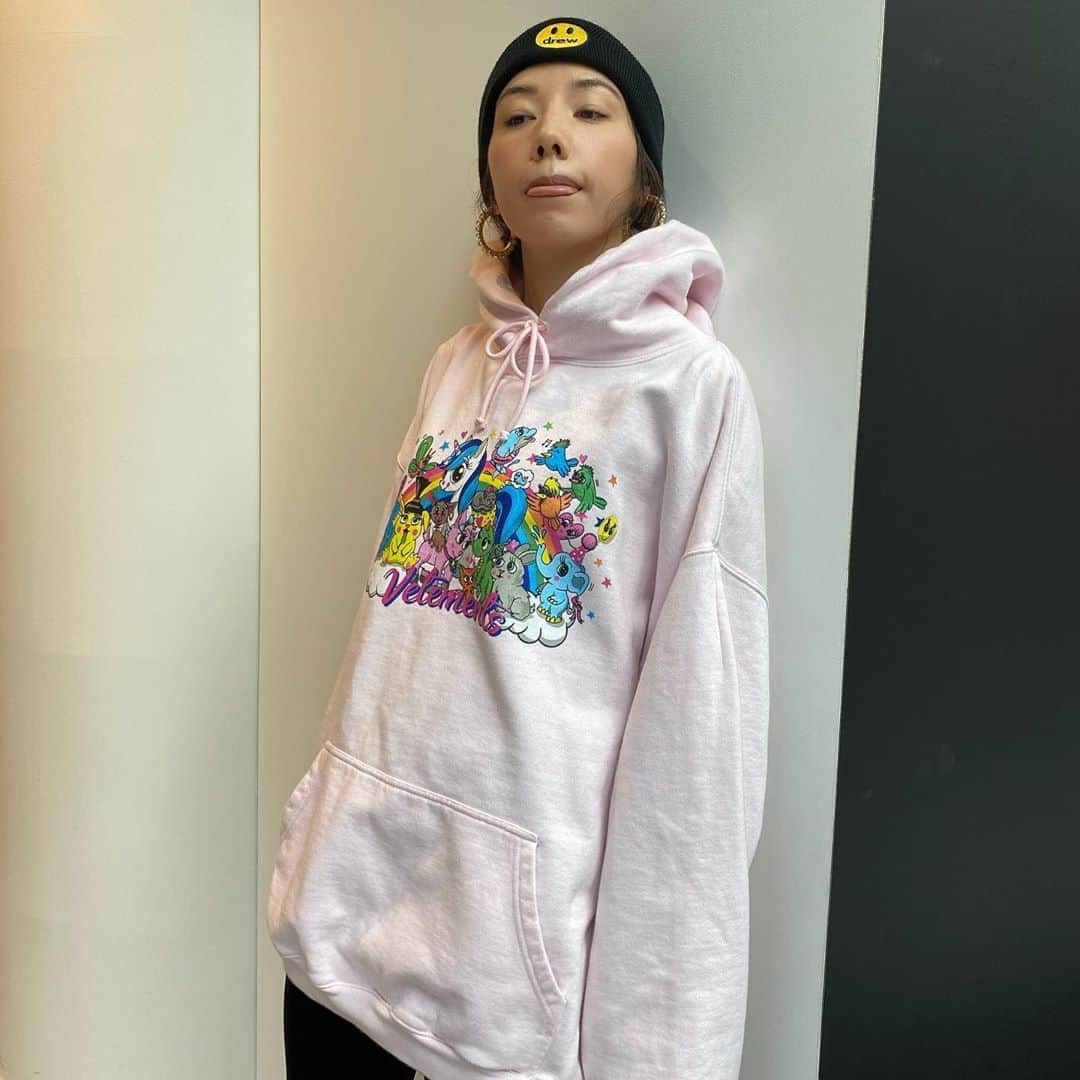 仲里依紗のインスタグラム：「. 朝から @nasup ちゃんと 楽しい撮影だったー💕 . tops @vetements_official  knit cap @drewhouse  sneaker @balenciaga」