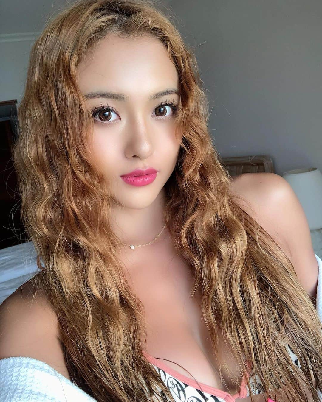 カレンさんのインスタグラム写真 - (カレンInstagram)「おはよ👩🏼‍🦱🌈 もうすぐ23歳も終わる…😭 と思ってカメラロールを見返してて、出てきた夏頃のセルフィー🤳👙 なぜかベートーヴェンhair👩🏽‍🦱🎶 #selfie #summer #japanesegirl #me」2月13日 12時53分 - cjd_karen