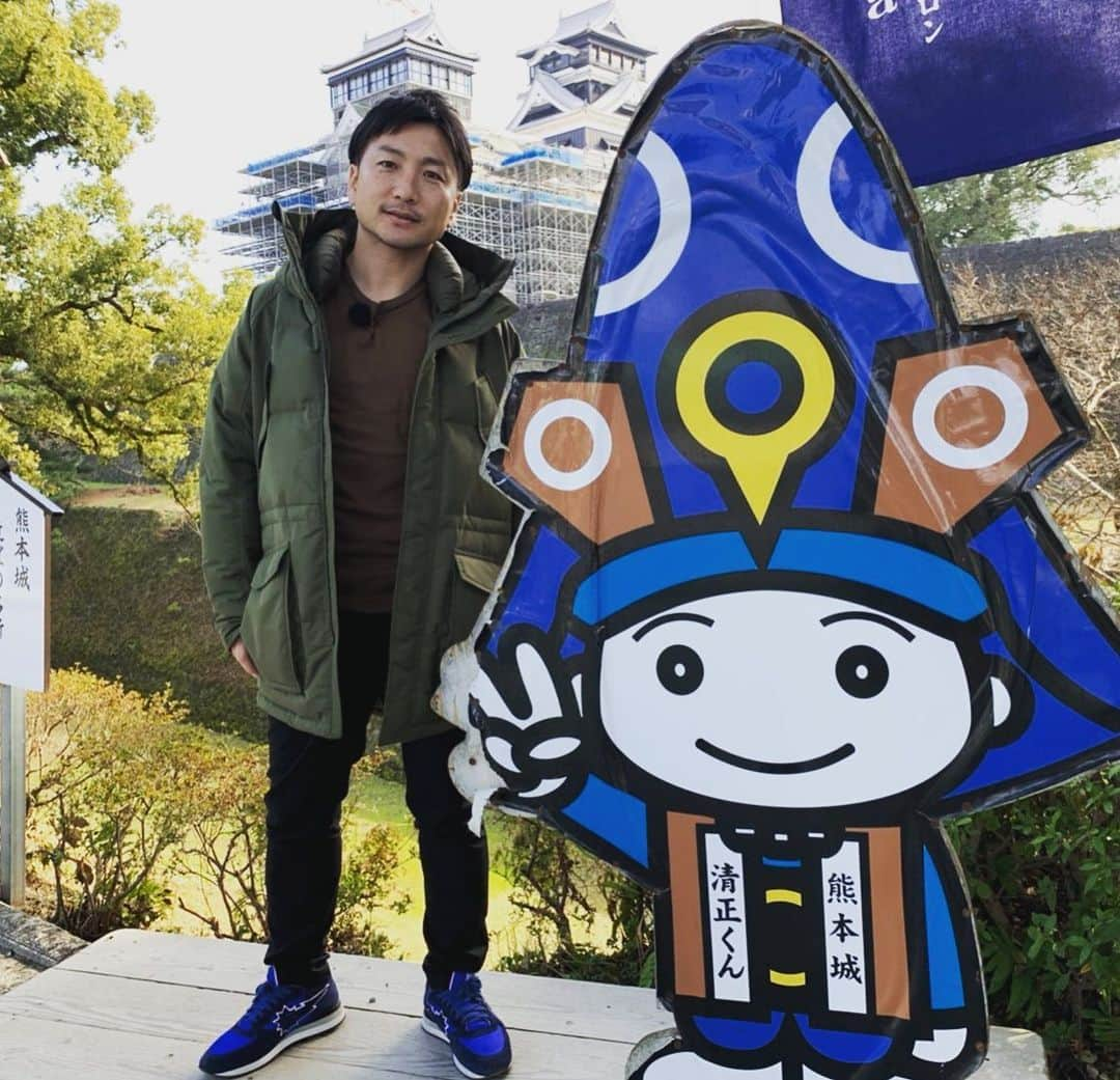 吉原宏太のインスタグラム：「今年も無事に熊本に来れました。  明日北海道に帰りますが元気そうなコンサドーレの選手達に会えたし辛子蓮根も食べれたし大満足です。ʕʘ̅͜ʘ̅ʔ  もう少し熊本の街並みを取材してきますね。  インスタライブも見てくれた皆様ありがとうございます😊  #加藤神社から見える熊本城  #熊本城 #みんサタ #イーグルアイ #キャンプレポート」