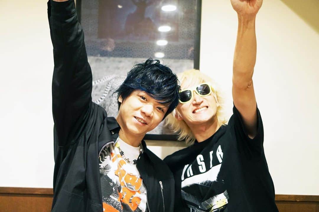 たなしんのインスタグラム：「UVERworldシリーズ本日から3日連続でYouTubeタナブロにて動画公開！  #信人誕生祭」