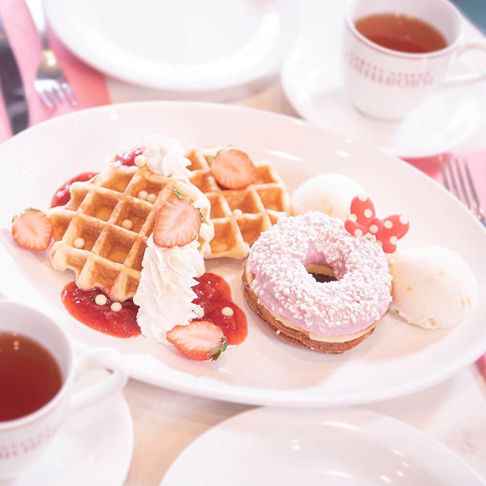 東京ディズニーリゾートさんのインスタグラム写真 - (東京ディズニーリゾートInstagram)「Lovely dessert for two. あまーい時間をシェアしよう♪ #veryveryminnie #centerstreetcoffeehouse #worldbazaar #tokyodisneyland #tokyodisneyresort #sweetsandsips #waffles #donuts #ベリーべリーミニー #センターストリートコーヒーハウス #ワールドバザール #スペシャルデザートプレート #ワッフル #ドーナツ #おやつディズニー #東京ディズニーランド #東京ディズニーリゾート」2月13日 13時39分 - tokyodisneyresort_official