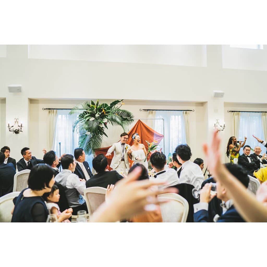 のインスタグラム：「・ ・ 会場は光が上から差し込みとても開放的🌿✨ ・ 広々とした空間で皆様との楽しい時間をお過ごし頂けます⋆*❁*⋆ฺ｡* ・ ・  #プレ花嫁 #卒花嫁 #卒花 #結婚式 #結婚式準備#ウェディング#花嫁#思い出#ブーケ#ヴィラデマリアージュ越谷レイクタウン#家族#花嫁レポ#カメラ#記念日#結婚式場#会場装花#ウェディングドレス #笑顔#アットホーム#ブーケ#フォトスポット#南フランス#wedding#dress#colour#flower#natural#green#happiness#photography #party」