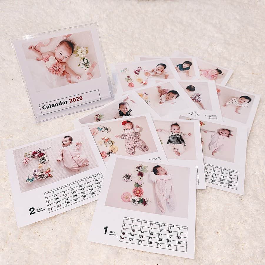 さっぴちゃんのインスタグラム：「♡. . 親バカレンダー🗓❤︎ . 小さい卓上カレンダーが欲しくて あかりの月齢フォトを使って作ったのだ〜🎀 . . 月齢だから、季節感は関係ないし なんなら11月はノースリーブ着てるけど♡(笑) . . それにしても、大きくなったなぁ🥺❤︎ . どの時期も1番可愛い！ もちろん今も1番可愛い！👶🏼🎀(笑) . 2号も月齢頑張って2022年は2号カレンダー 作ろう❤︎性別どっちだろう〜(*∩ω∩)♡♡♡ . . ………………………………(♡)……………………………… .」