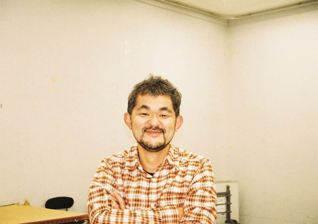 のインスタグラム：「監督としての完璧な存在感を放つ 笑顔が素敵な芹澤さんを筆頭に見事なチームワークを魅せるスタッフチームにも注目して欲しいです☺︎ 本日深夜0:55〜1:25から#関西テレビ 『エ・キ・ス・ト・ラ!!!』5話(筧美和子 編)放送です。是非観てください！ #芹澤興人」