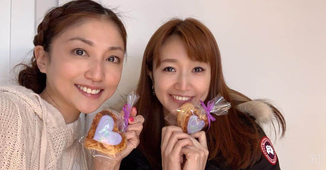 のインスタグラム：「美央ママと私は昨年同様同じ位置笑 くみちゃん先生バレンタイン教室今年も行けてよかったー @ami_nakagawa_  @characcha  @mio.gray  #中川愛海 #一日一回カンパイ #cookies #アイシングクッキー」
