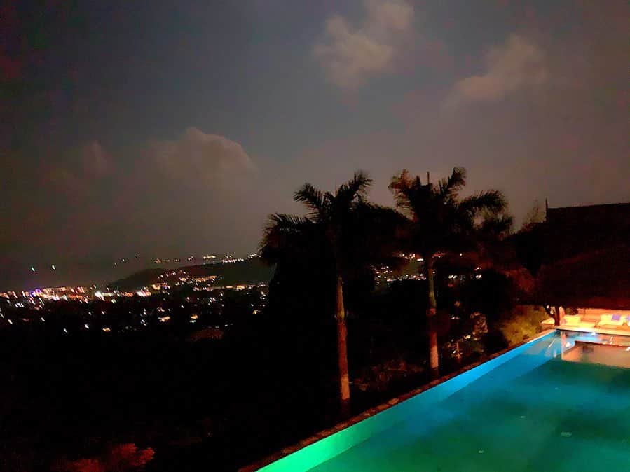 百合華さんのインスタグラム写真 - (百合華Instagram)「サムイ島の高台にある『Villa Suralai』でシェアハウスごっこ🥰🥰🥰🥰🥰 ﻿ ﻿ もちろん大きなプライベートプールも御座います❤️ ﻿ ﻿ 専属のバトラーさんが３人くらいおられるのでどんな要望も叶えてくれるとっても素敵なヴィラ✨﻿ ﻿ ベッドルームも沢山あって百合譁は唯一のプールアクセスルーム🎶﻿ ﻿ 夜景やお月様もすんごく綺麗で常夏リゾート感MAXのロマンティックな夜を過ごす事が出来ました🌕💕 ﻿ ﻿ #thailand ﻿ #タイ﻿ #samui ﻿ #サムイ﻿ #samuiisland ﻿ #サムイ島﻿ #villa﻿ #ヴィラ﻿ #privatepool ﻿ #プライベートプール﻿ #poolaccessroom ﻿ #プールアクセスルーム﻿ #バトラー﻿ #専属バトラー ﻿ #要望﻿ #叶える﻿ #夜景﻿ #月﻿ #シェアハウス﻿ #sharehouse ﻿ #常夏﻿ #リゾート﻿ #resort ﻿ #ロマンティック﻿ #romantic ﻿ #romanticnight ﻿ #trip﻿ #tripgram ﻿ #travel ﻿ #travelgram﻿」2月13日 14時11分 - yurika.lovelily