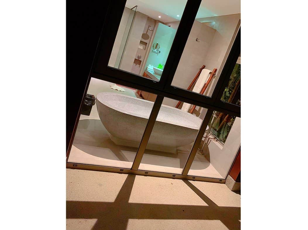 百合華さんのインスタグラム写真 - (百合華Instagram)「サムイ島の高台にある『Villa Suralai』でシェアハウスごっこ🥰🥰🥰🥰🥰 ﻿ ﻿ もちろん大きなプライベートプールも御座います❤️ ﻿ ﻿ 専属のバトラーさんが３人くらいおられるのでどんな要望も叶えてくれるとっても素敵なヴィラ✨﻿ ﻿ ベッドルームも沢山あって百合譁は唯一のプールアクセスルーム🎶﻿ ﻿ 夜景やお月様もすんごく綺麗で常夏リゾート感MAXのロマンティックな夜を過ごす事が出来ました🌕💕 ﻿ ﻿ #thailand ﻿ #タイ﻿ #samui ﻿ #サムイ﻿ #samuiisland ﻿ #サムイ島﻿ #villa﻿ #ヴィラ﻿ #privatepool ﻿ #プライベートプール﻿ #poolaccessroom ﻿ #プールアクセスルーム﻿ #バトラー﻿ #専属バトラー ﻿ #要望﻿ #叶える﻿ #夜景﻿ #月﻿ #シェアハウス﻿ #sharehouse ﻿ #常夏﻿ #リゾート﻿ #resort ﻿ #ロマンティック﻿ #romantic ﻿ #romanticnight ﻿ #trip﻿ #tripgram ﻿ #travel ﻿ #travelgram﻿」2月13日 14時11分 - yurika.lovelily