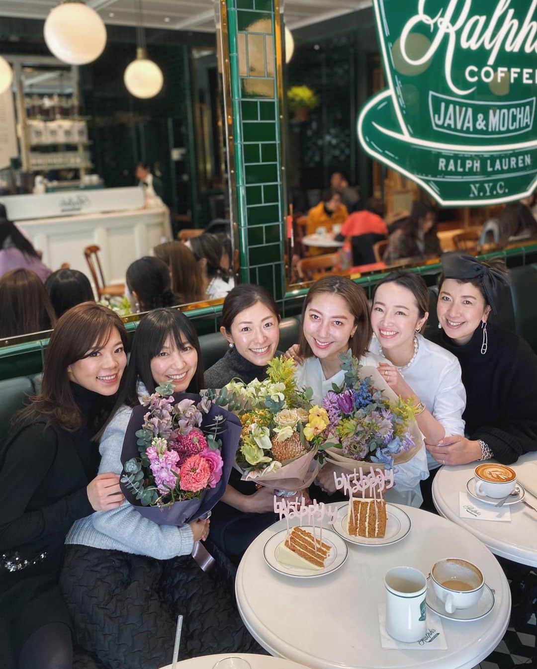 翁安芸さんのインスタグラム写真 - (翁安芸Instagram)「先日の楽しい朝💓 まゆこちゃんが選んでくれたお祝いのお花がとっても素敵でした!! #morning #ralphscoffee #omotesando」2月13日 14時34分 - akinyc