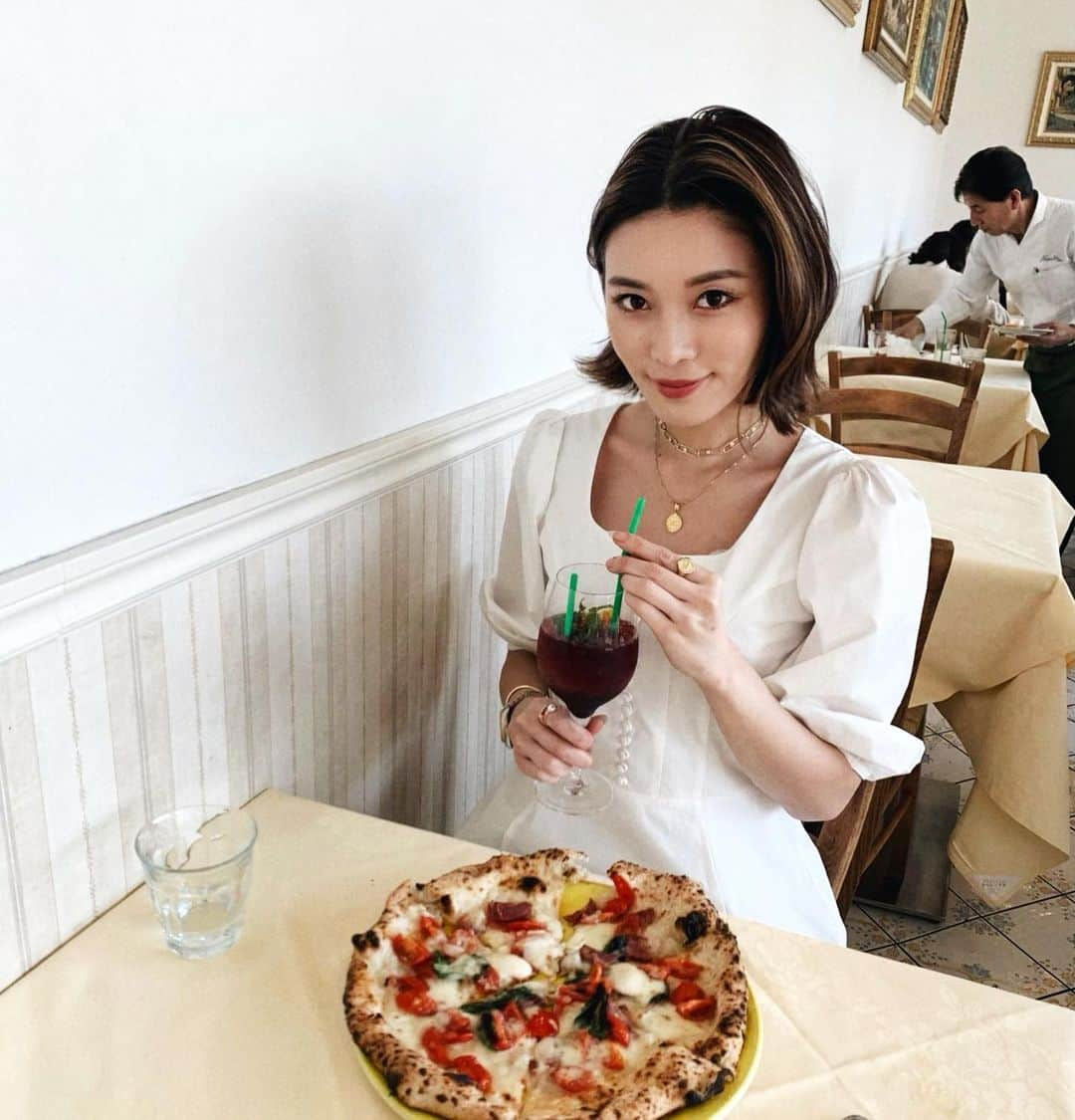 島袋聖南さんのインスタグラム写真 - (島袋聖南Instagram)「幸せ🍕🍕🍕 ピザとサングリア🤤🍊 私が着ているコルセット切替ワンピースが 期間限定で25%offです！ 是非チェックしてね♡ @wdot_official  @unchained.jp」2月13日 14時45分 - seina4444