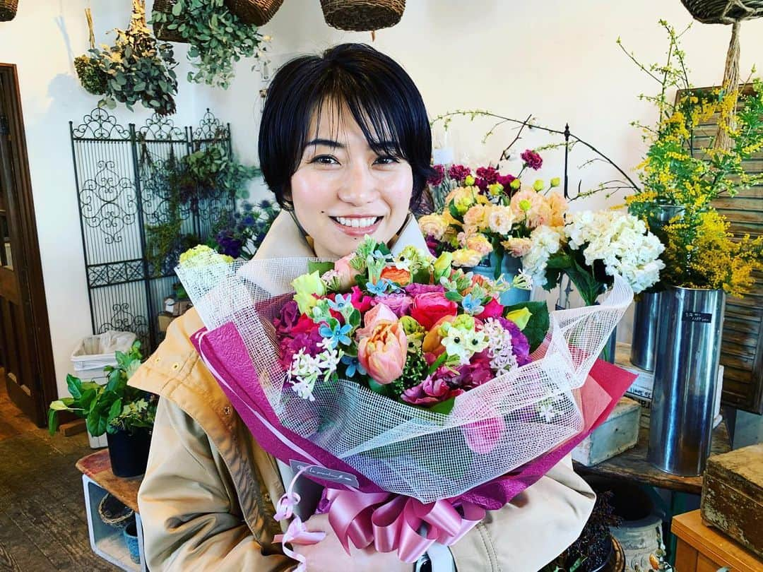 井上貴美さんのインスタグラム写真 - (井上貴美Instagram)「. 🌷🌷🌷 . お誕生日のお祝いをして頂きました🥳 . . 歳を重ねるごとに幸せが増えていく。 感謝の気持ちをこめて。 これからもよろしくお願いします☺️ . . いつ来ても素敵な　@lepopolus.1206 さん💐 . . 春色いっぱいのカラフルな花束をありがとうございました🥰 . . #ぐるっと浦安 #jcom #lepopolus #bouquet #flower #うれしいなぁ」2月13日 14時39分 - takami__213