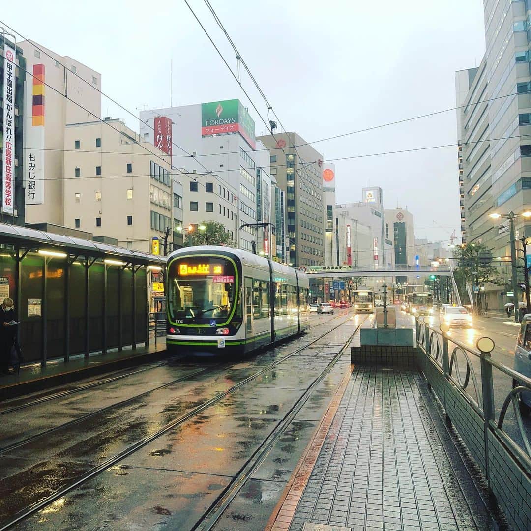佐々木心音さんのインスタグラム写真 - (佐々木心音Instagram)「帰り道、 路面電車に乗ってみました。 情緒漂う感じ、すき。 . 新幹線に乗る前にみつけた おつまみ「がんす」 うんまー！ . 広島大好きになりました。 またねー！ . そして映画 #愚か者のブルース  クランクアップしたようで。 お疲れ様でした！！ . . . #hiroshima #japan_photo #train #instagood #soulfood #japanesegirl #actress #singersongwriter #kokonesasaki #movie #shooting #広島 #路面電車 #趣がある風景 #雨もまた良し #がんす #おつまみに最高 #新幹線では #安定のビール #お疲れ様でした #ありがとう #広島また行くぞ #ただいま東京」2月13日 14時39分 - sasakikokone