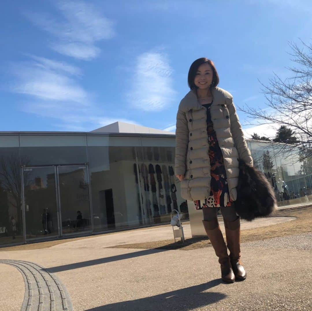 南早苗のインスタグラム：「金沢21世紀美術館。昨日はこんなにいいお天気だったのね〜😌 16日まで開催されている「チェルフィッチュ×金氏徹平 消しゴム森」が面白かったです。写真はありませんが、展示空間がいつのまにか演劇舞台に。観ている私達も演者のような錯覚に。。 なんとも不思議な体験でした。  コレクション展「現在地」の塩田千春さんの作品も好きだったなぁ。赤い糸が張り巡らされ、そこにはたくさんの鍵がつけられていて。。自分の体の中を覗き込んでいるような、神秘的な気持ちになれる作品でした。  理由は置いといて、感覚で楽しめる この場所が好きです😌  #金沢21世紀美術館　#21美　#美術館　#museum #石川県　#金沢市　#観光客気分　#写真撮影大会　#マイケルリンの作品前では　 #椅子に揺られ　#まるで冬彦さんみたい　#木馬じゃないけど　#わかるひとにはわかるw #撮影者たえたえ　#たえたえが冬彦さんの唇をしたから大笑い」
