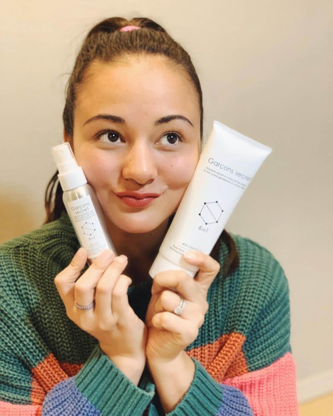 エリナ シルカのインスタグラム：「今年のバレンタインデーはいつものチョコに加えてヘアケアグッズ！高速スピードでシャワーする山田ディーのために@garsonssecret のオールインワンウォッシュとスプレーコンディショナー。やっぱりほら、ダンディーなおじさんになるにつれ、ケアはしっかりしないとね♡ 笑　しかもー！めちゃくちゃ私好みのいい香りだから、使って欲しい😍😍　気に入ってくれるといいな〜。 ちなみに、プレゼントがバレないようにさっちゃんが写真撮ってくれた📸　娘のカメラテク、素晴らしい😀😂 #ギャルソンシークレット #garsonssecret #ロフト #PR」