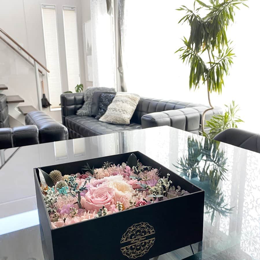 のインスタグラム：「かんわいっ❤️ ・ 26.5cmもある大きくてラグジュアリー感ハンパないプリザーブドフラワーのBOX💐 ・ ここまでの大きさのプリザってなかなかない気がする🙈しかもスクエアのBOXに入っているのがスタイリッシュ✨ ・ もうご存知の方も多いと思いますが、プリザーブドフラワーは本物の花でありながら長期保存が出来る加工がされているため、水やり、お手入れ不要なんです✨ ・ リーベン　pourvous paris(プールヴ　パリス)様から届きました✨ サポーター活動させて頂く事になりました💐 ・ メッセージカードも種類豊富で、卒・入学式や退職祝い、母の日、発表会、開店祝い、出産祝いなど様々なシーンでのプレゼントに最適🎁 ・ 5%offクーポン ⬇︎ •••••••••••••••••••••••••• meguri5%off •••••••••••••••••••••••••• ・ 更に3月4日19:59分まで pourvous parisのグランドオープンセール中で楽天内で20%offなので 上記クーポンと併用すれば合計25%offにて買えちゃうよ♫ ・ 備考欄に上記専用クーポンコードを入力してね❤️ ・ 楽天で購入してクチコミ投稿するとこのサシェ（香り袋）が貰えるよー♫ ・ #pourvousparis #プリザーブドフラワー #花のある暮らし #PR」