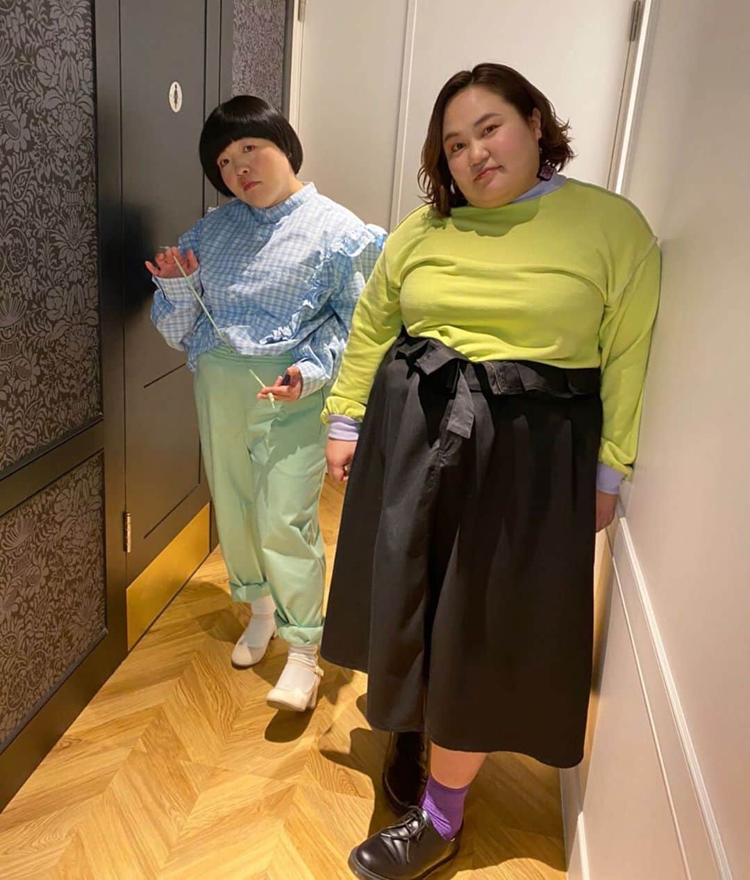 おかずクラブのインスタグラム：「Yesterday 👚👗👠 こんにちはー！ スタイリストです！ 昨日は #オルガン坂生徒会 の生配信でしたー！ その時の衣裳です！ 昨日は天気も良く、とても暖かかったので、春っぽい色合いで🌸  オカリナ⭕️ ブルー系リメイクチェックシャツ&パステル黄緑パンツ👉🏻SPINNS @spinns_official  その他👉🏻スタイリスト私物  ゆいP⭕️ 黄緑&パープルスウェット👉🏻SPINNS @spinns_official  黒スカート👉🏻PUNYUS @punyus  靴👉🏻Dr Martens @drmartens_japan  小物はトップスの差し色に入ってるパープルで合わせたよー！ 初夏はシャーベットカラーもトレンドなので、皆さんも春らしく取り入れてみてくださーい！！ styled by @ayumiii_2019  #オルガン坂生徒会  #おかずクラブ #okazugram」