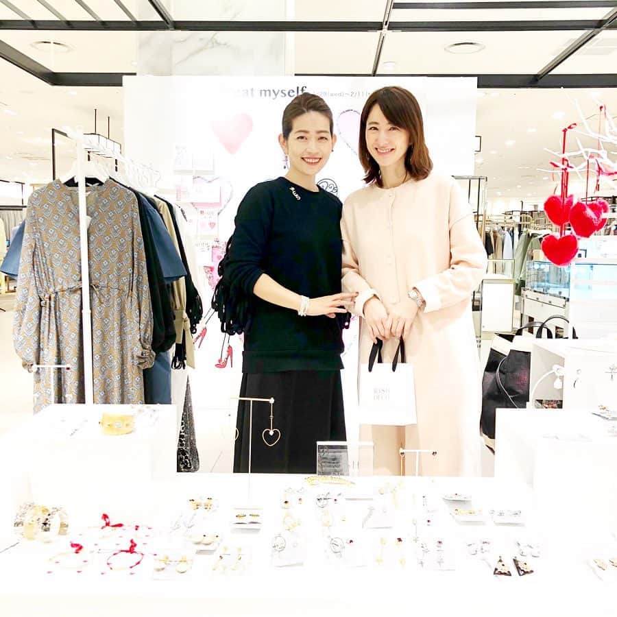 前田ゆかのインスタグラム：「今週大阪での撮影があり、 ＊ ちょうど大阪うめだ阪急  @rishdeco_rish リッシュちゃんのポップアップストアが開催中✨✨✨ ＊ それも、最終日に間に合い✨タイミングよく行ってきました！  ほしかったカラーストーン輝く マドラーピアス✨ つけてみると軽量‼︎ さりげない揺れの 存在感も気に入って自分へのご褒美に✨ リッシュデコ、ロマンチックシリーズをまた一つプラスしました✨✨ #rishdeco  #アクセサリー #ピアス #リッシュちゃんと少しだけ会えて #元気になる  #リッシュちゃんpopupお疲れ様でした」