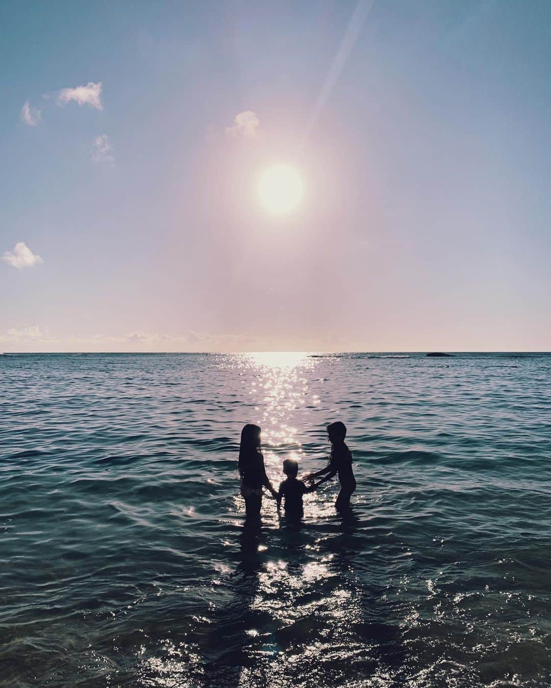 吉川ひなのさんのインスタグラム写真 - (吉川ひなのInstagram)「学校帰りビーチに連れてってもらった娘と娘のお友達のところに息子を連れて合流🐚  子どもたちが、キラキラ輝く光の方へ向かっていく姿を眺めている幸せなひとときでした☺️🙏🏻✨ #娘HawaiiLife #息子HawaiiLife #mothernature」2月13日 15時20分 - hinanoyoshikawa