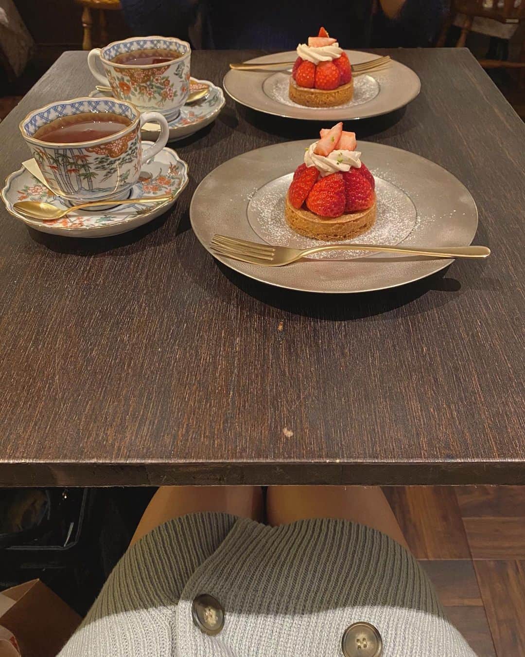 のインスタグラム：「ㅤㅤㅤㅤㅤㅤㅤㅤㅤㅤㅤㅤㅤ ㅤㅤㅤㅤㅤㅤㅤㅤㅤㅤㅤㅤㅤ いちごのタルトとアールグレイ 大好きな組み合わせ🍓🌱 ㅤㅤㅤㅤㅤㅤㅤㅤㅤㅤㅤㅤㅤ ㅤㅤㅤㅤㅤㅤㅤㅤㅤㅤㅤㅤㅤ お店に入ってすぐ、中にお花屋さんもあって 生花もドライフラワーもどれも可愛かった💐 私が座った席の後ろの壁には 本がたくさん飾られててそれも素敵やった♡📚 ㅤㅤㅤㅤㅤㅤㅤㅤㅤㅤㅤㅤㅤ 次はほうじ茶のテリーヌが食べたいなぁ〜 ㅤㅤㅤㅤㅤㅤㅤㅤㅤㅤㅤㅤㅤ ㅤㅤㅤㅤㅤㅤㅤㅤㅤㅤㅤㅤㅤ #フロムアファー倉庫01 #いちごのタルト #タルト #浅草カフェ #佳菜ログ ㅤㅤㅤㅤㅤㅤㅤㅤㅤㅤㅤㅤㅤ ㅤㅤㅤㅤㅤㅤㅤㅤㅤㅤㅤㅤㅤ」