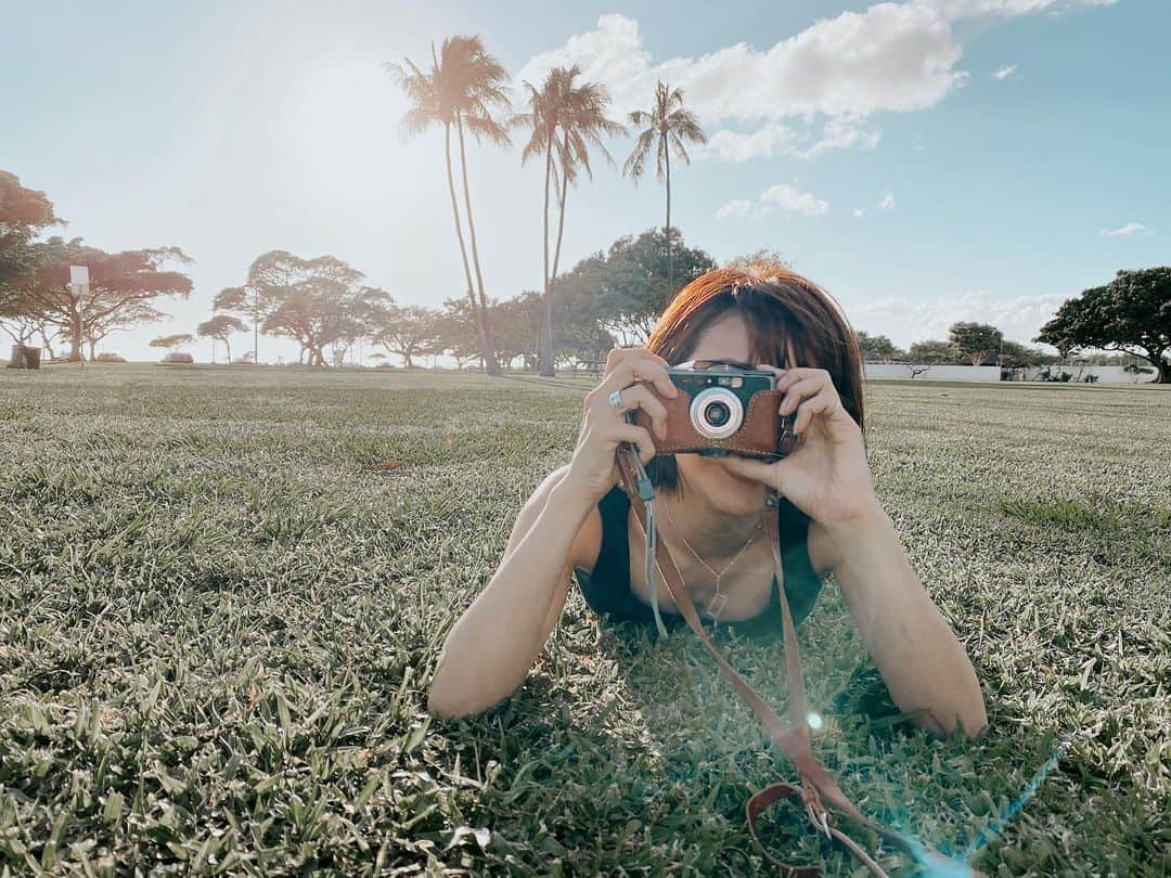 Aya（高本彩）さんのインスタグラム写真 - (Aya（高本彩）Instagram)「we were relaxing on the grass in the park🌴 ↑Hawaiiに住んでいる小さなお友達が英語にしてくれたよ❤︎ #hawaii #waikii #green #park #Relax #英語の勉強 #ハワイのお友達 #公園でゴロゴロ」2月13日 15時18分 - aya_dream04