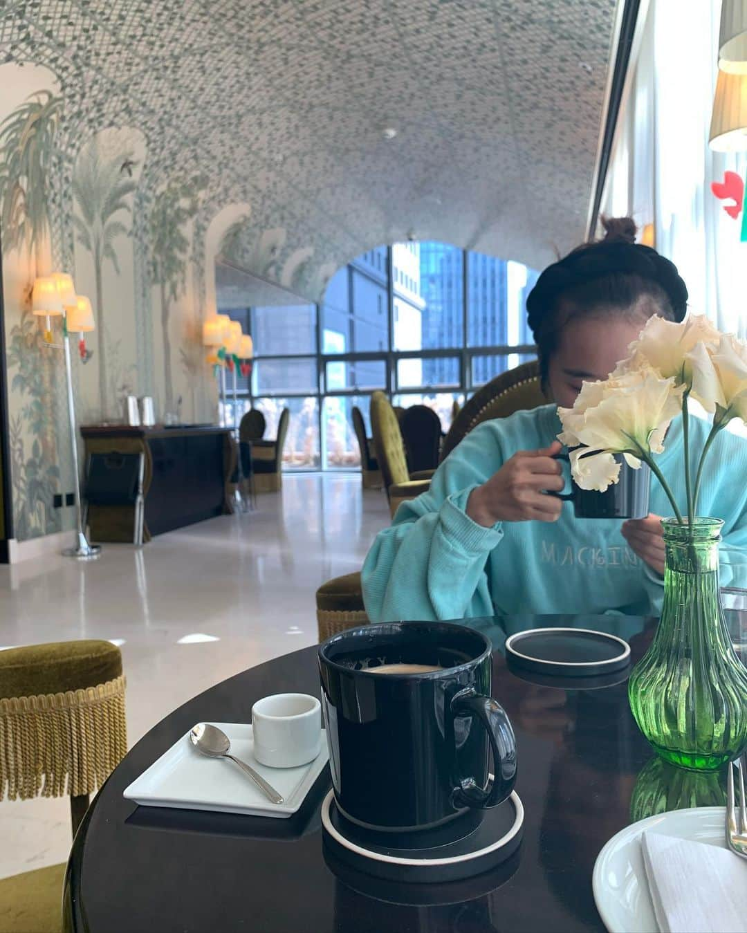 RIEHATAさんのインスタグラム写真 - (RIEHATAInstagram)「Hotel Breakfast Day 1 - Day 2 🍞🕊 How Pretty this place! 🌞☘☕️ # the velvet sofa made my morning..🧚🏻🤎」2月13日 15時19分 - riehata