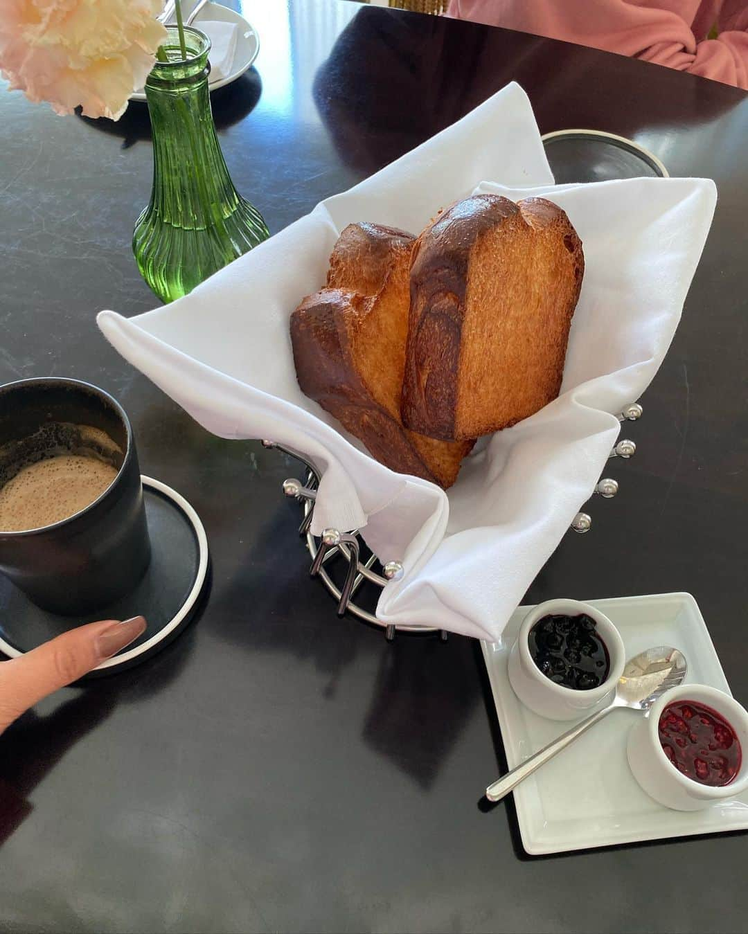 RIEHATAさんのインスタグラム写真 - (RIEHATAInstagram)「Hotel Breakfast Day 1 - Day 2 🍞🕊 How Pretty this place! 🌞☘☕️ # the velvet sofa made my morning..🧚🏻🤎」2月13日 15時19分 - riehata