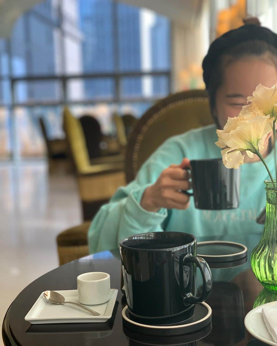 RIEHATAさんのインスタグラム写真 - (RIEHATAInstagram)「Hotel Breakfast Day 1 - Day 2 🍞🕊 How Pretty this place! 🌞☘☕️ # the velvet sofa made my morning..🧚🏻🤎」2月13日 15時19分 - riehata