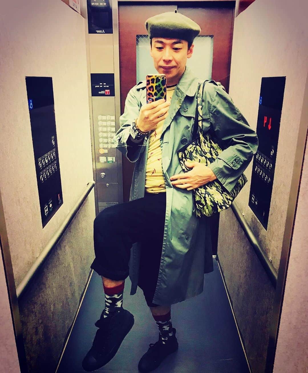 のインスタグラム：「今日の私服でおま😉✌️✨✨✨✨ 今日はミリタリーコーデ‼️ 古着ミリタリーロングコート🧥に 全体的に迷彩で合わせてみまちた‼️😉⤴️⤴️ お天気が良いから井の頭公園をお散歩よ〜😃☀️☀️☀️🌈🌈🌈👍👍 #私服 #ootd  #ミリタリーコーデ  #迷彩  #井の頭公園散歩  #今日は18度だって  #季節はずれの暖かさ  #暑いくらいよ  #美川憲一 #美川憲二 #ものまね」