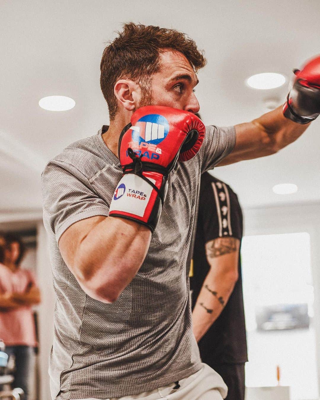 イバイ・ゴメスのインスタグラム：「🥊 No os imagináis la ilusión que me ha hecho compartir esta tarde y poder escuchar y aprender del mejor! 🙌🏼 ¿Os apetece un video de la pequeña clase que nos ha dado @jonfer1 ? 😬 📸: @anapanova_ & @sf40agency」