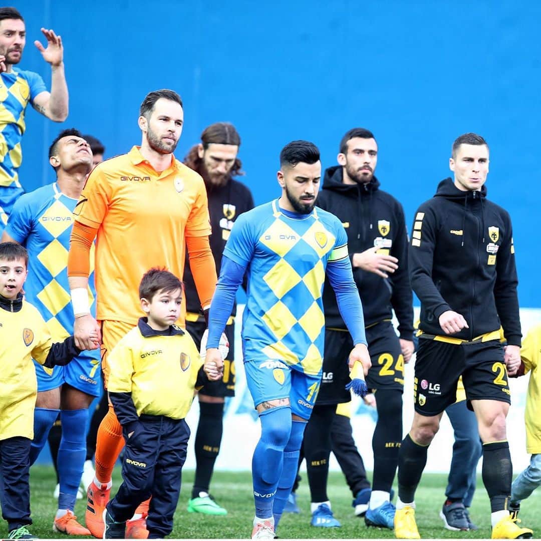 ヘスス・フェルナンデス・コラードのインスタグラム：「Come on!! Vamos!! πάμε !!💪🏼💪🏼💪🏼@panetolikos_fc 💛💙💛💙 #nevergiveup#togetherstronger#keepgoing @super_league_gr #greekcup #picoftheday#football#goalkeeper#greece#panetolikos#teamrg @rggoalkeepergloves」
